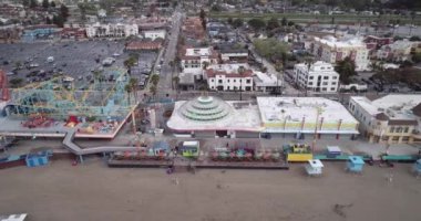 Giant Dipper, Santa Cruz Sahili Boardwalk 'ta bulunan tarihi ahşap bir hız trenidir. Antika binişler ve 1911 Looff Carousel ve Giant Dipper lunapark treni. Kaliforniya mı? Drone. ABD