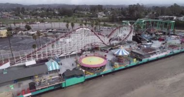 Giant Dipper, Santa Cruz Sahili Boardwalk 'ta bulunan tarihi ahşap bir hız trenidir. Antika binişler ve 1911 Looff Carousel ve Giant Dipper lunapark treni. Kaliforniya mı? Drone. ABD