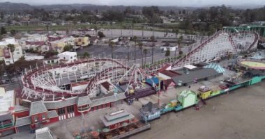 Giant Dipper, Santa Cruz Sahili Boardwalk 'ta bulunan tarihi ahşap bir hız trenidir. Antika binişler ve 1911 Looff Carousel ve Giant Dipper lunapark treni. Kaliforniya mı? Drone. ABD