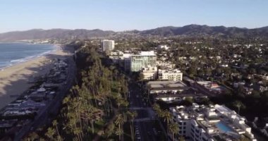 Santa Monica, Los Angeles, Kaliforniya 'da gün doğumu zamanı. Arkaplanda Sahil