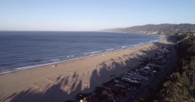 Santa Monica, Los Angeles, Kaliforniya 'da gün doğumu zamanı. Arkaplanda Sahil