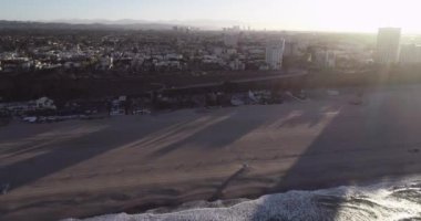 Santa Monica, Los Angeles, Kaliforniya 'da gün doğumu zamanı. Arkaplanda Sahil