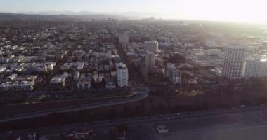 Santa Monica, Los Angeles, Kaliforniya 'da gün doğumu zamanı. Arkaplanda Sahil