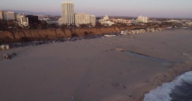 Santa Monica, Los Angeles, Kaliforniya 'da gün batımı zamanı. İHA