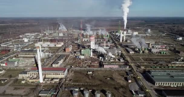 Kjemifabrikken Litauen Achema Jonava City Clear Blue Sky Smoke Stacks – stockvideo