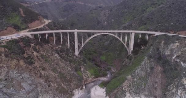 Bixby Creek Köprüsü Kaliforniya Nın Big Sur Kıyısındaki Bixby Kanyon — Stok video