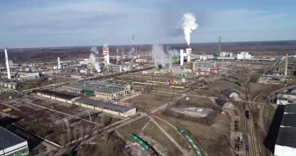 リトアニアの化学工場 ヨナヴァ市のアケマ 背景に青い空と煙のスタックをクリアします ドローン — ストック動画
