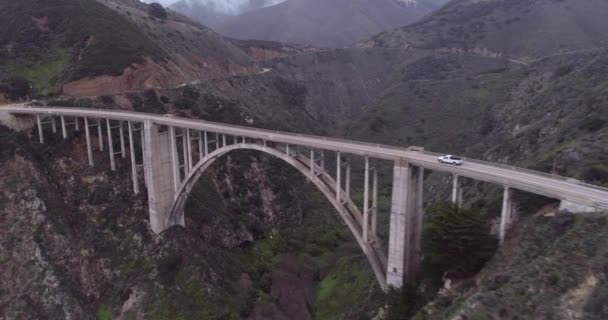 Bixby Creek Köprüsü Kaliforniya Nın Big Sur Kıyısındaki Bixby Kanyon — Stok video