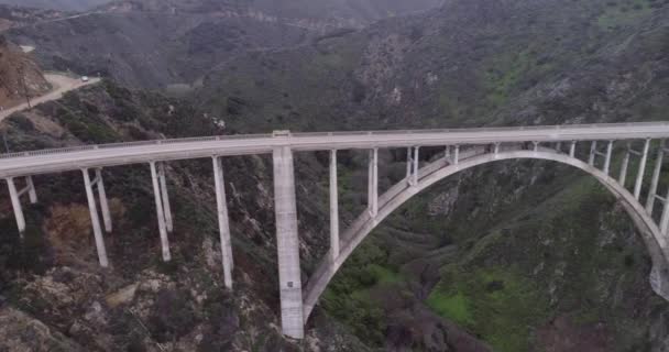 ビックスビー クリーク橋 Bixby Creek Bridge カリフォルニア州のビッグサー海岸にあるビックスビー キャニオン橋とも呼ばれる ドローンだ アメリカ — ストック動画