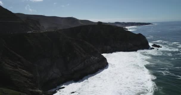 魔鬼的滑道 涂鸦山 背景中的掩蔽点 灰鲸湾国家海滩背景 太平洋海岸线和海浪 加州1号公路 — 图库视频影像