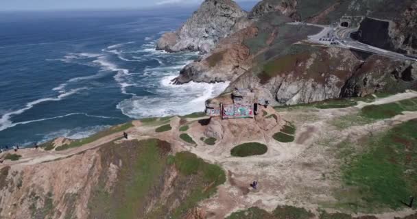 Devil Slide Trail Graffiti Hill Bunker Point Background Пляж Gray — стоковое видео