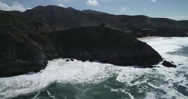 魔鬼的滑道 涂鸦山 背景中的掩蔽点 灰鲸湾国家海滩背景 太平洋海岸线和海浪 加州1号公路 — 图库视频影像