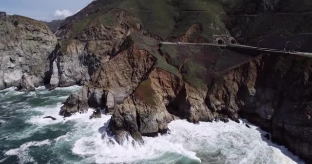 Duivelsglijbaan Pacific Ocean Coastline Waves Californië State Route Bergen — Stockvideo