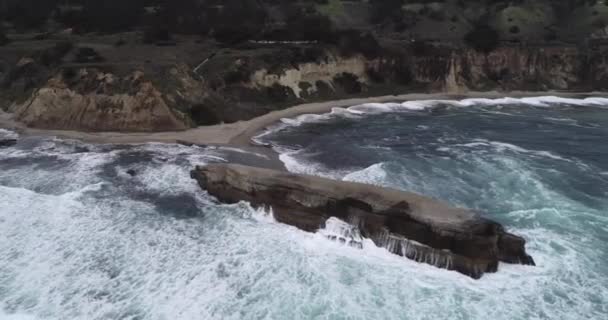 Greyhound Rock Country Park Kalifornien Insel Und Pazifik Wellen Drohne — Stockvideo