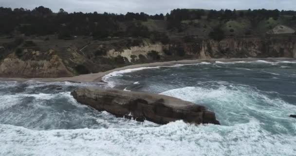 加州灰狗岩石郊野公园 岛屿和太平洋海浪 无人机 — 图库视频影像
