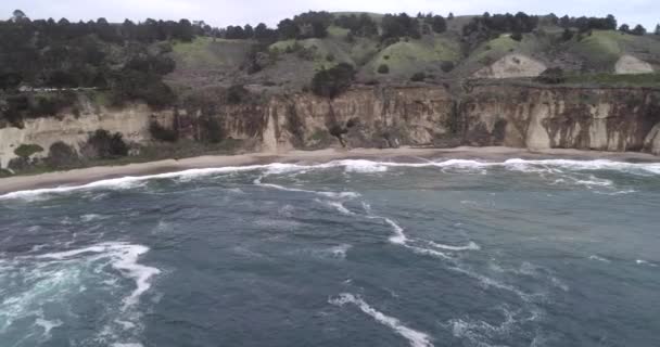 加州灰狗岩石郊野公园 岛屿和太平洋海浪 无人机 — 图库视频影像