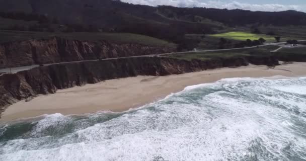 加州蒙大拿州海滩位于加州沿海地区 位于美国加州1号州际公路上的半月湾以北8英里处 — 图库视频影像
