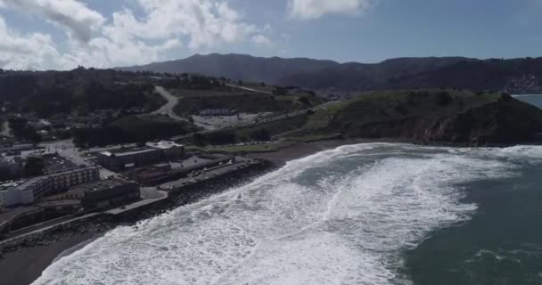位于加利福尼亚圣马特奥县的太平洋沿岸的圣弗朗西斯科和半月湾之间的一个城市 海洋波浪 — 图库视频影像