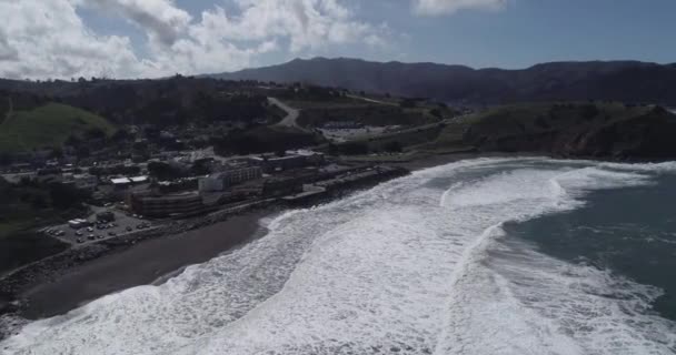 位于加利福尼亚圣马特奥县的太平洋沿岸的圣弗朗西斯科和半月湾之间的一个城市 海洋波浪 — 图库视频影像