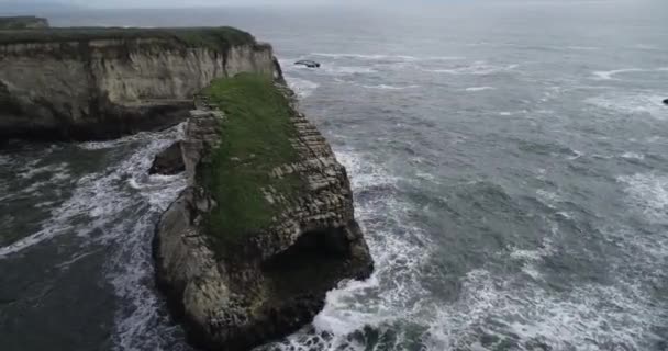 有高耸岩石和海洞的鲨鱼鳍湾海滩 太平洋波涛 无人机 — 图库视频影像