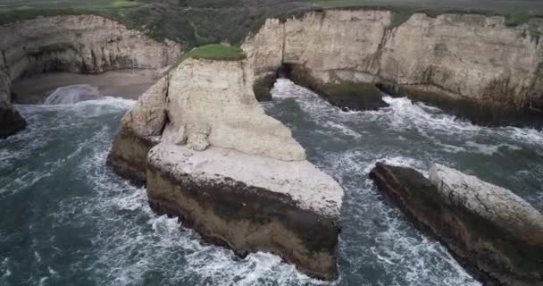 Cápauszony Öböl Partján Toronykő Tengeri Barlang Kalifornia Csendes Óceáni Hullámok — Stock videók