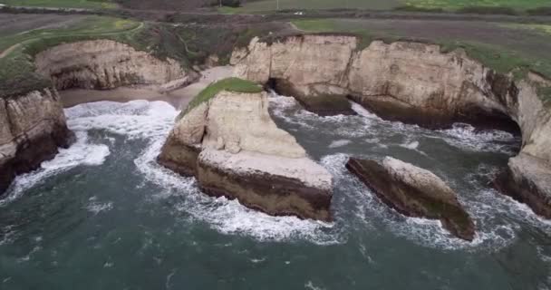 Shark Fin Cove Beach Towering Rock Sea Cave California Pacific — Stock Video