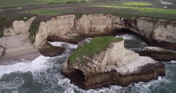 有高耸岩石和海洞的鲨鱼鳍湾海滩 太平洋波涛 无人机 — 图库视频影像