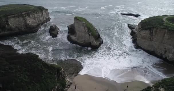 Shark Fin Cove Beach Towering Rock Sea Cave California Océano — Vídeos de Stock