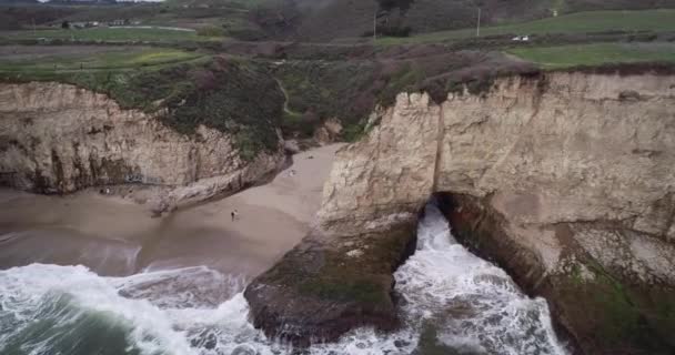 そびえ立つ岩と海の洞窟とシャークフィンコーブビーチ カリフォルニアだ 太平洋の波 ドローンだ ドローン — ストック動画