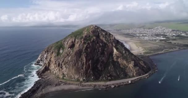 Morro Rock Morro Bay California Usa Ancient Volcanic Mound End — Stock Video