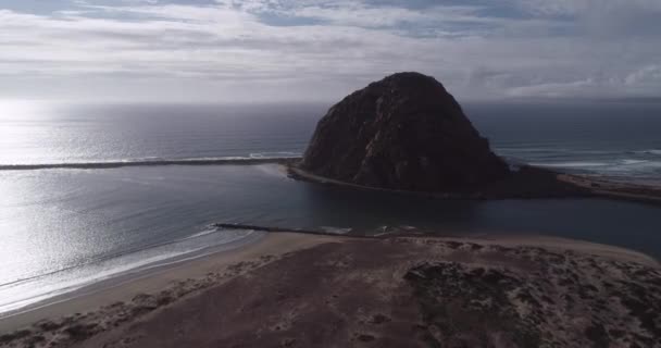 莫罗湾的莫罗岩加州 莫罗岩海滩1号尽头的古老的火山丘 — 图库视频影像