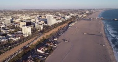 Santa Monica, Los Angeles, Kaliforniya 'da günbatımı. İHA