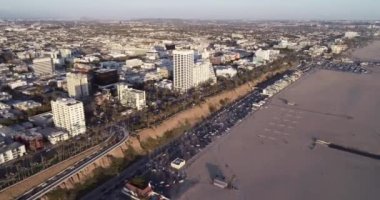 Santa Monica, Los Angeles, Kaliforniya 'da günbatımı. İHA