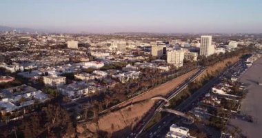 Santa Monica, Los Angeles, Kaliforniya 'da günbatımı. İHA