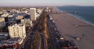 Santa Monica, Los Angeles, Kaliforniya 'da günbatımı. İHA