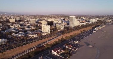 Santa Monica, Los Angeles, Kaliforniya 'da günbatımı. İHA