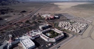Nevada 'daki Primm Valley Oteli ve Kumarhanesi. California sınırının hemen yanında. Desert ve alışveriş merkezi arka planda. İHA
