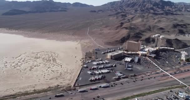 ネバダ州とカリフォルニア州の国境 ネバダ州のプライムバレーリゾート カジノ 背景に高速道路 砂漠とショッピングモールを背景に ドローン — ストック動画