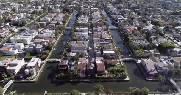 威尼斯运河在加州 威尼斯运河历史区 Venice Canal Historic District 是加利福尼亚州洛杉矶威尼斯区的一个区域 — 图库视频影像