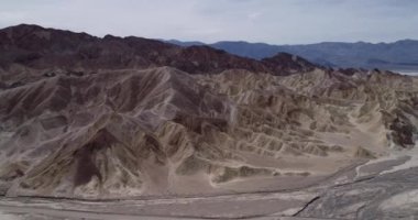 Kaliforniya, Ölüm Vadisi 'nde 20 Mule Team Canyon. Dağlar ve Arkaplanda Güzel Manzara. İHA