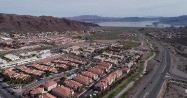 Nevada, ABD 'deki Boulder City' de. Boulder City, Nevada 'da kumarı yasaklayan iki şehirden biridir. Arkaplanda Mimarlık, Dağlar ve Yol