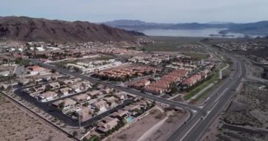 Nevada, ABD 'deki Boulder City' de. Boulder City, Nevada 'da kumarı yasaklayan iki şehirden biridir. Arkaplanda Mimarlık, Dağlar ve Yol
