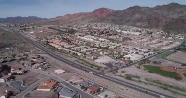 Nevada, ABD 'deki Boulder City' de. Boulder City, Nevada 'da kumarı yasaklayan iki şehirden biridir. Arkaplanda Mimarlık, Dağlar ve Yol