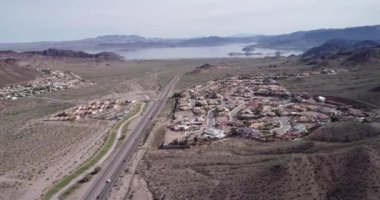 Nevada, ABD 'deki Boulder City' de. Arka planda Mead Gölü. Boulder City, Nevada 'da kumarı yasaklayan iki şehirden biridir. İHA