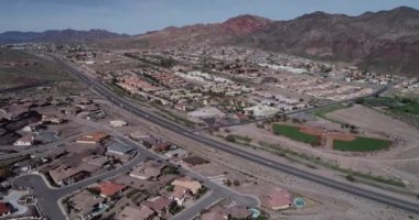 Nevada, ABD 'deki Boulder City' de. Boulder City, Nevada 'da kumarı yasaklayan iki şehirden biridir. Arkaplanda Mimarlık, Dağlar ve Yol. İHA