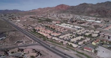 Nevada, ABD 'deki Boulder City' de. Boulder City, Nevada 'da kumarı yasaklayan iki şehirden biridir. Arkaplanda Mimarlık, Dağlar ve Yol