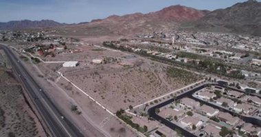 Nevada, ABD 'deki Boulder City' de. Boulder City, Nevada 'da kumarı yasaklayan iki şehirden biridir. Arkaplanda Mimarlık, Dağlar ve Yol