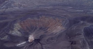 Ubehebe Krateri 'nde gün doğumu. Ölüm Vadisi, Kaliforniya. Güzel Sabah Renkleri ve Renkli Manzara Arkaplanda. Gezici mekan, Drone. ABD