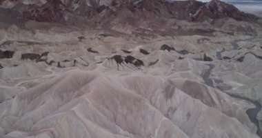 Ölüm Vadisi, Kaliforniya 'daki Zabriskie Point. ABD. Dağlar ve Çöl Arkaplanda. İHA