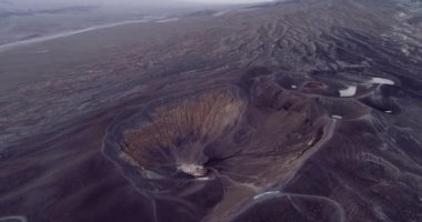 Ubehebe Krateri 'nde gün doğumu. Ölüm Vadisi, Kaliforniya. Güzel Sabah Renkleri ve Renkli Manzara Arkaplanda. Gezici mekan, Drone. ABD